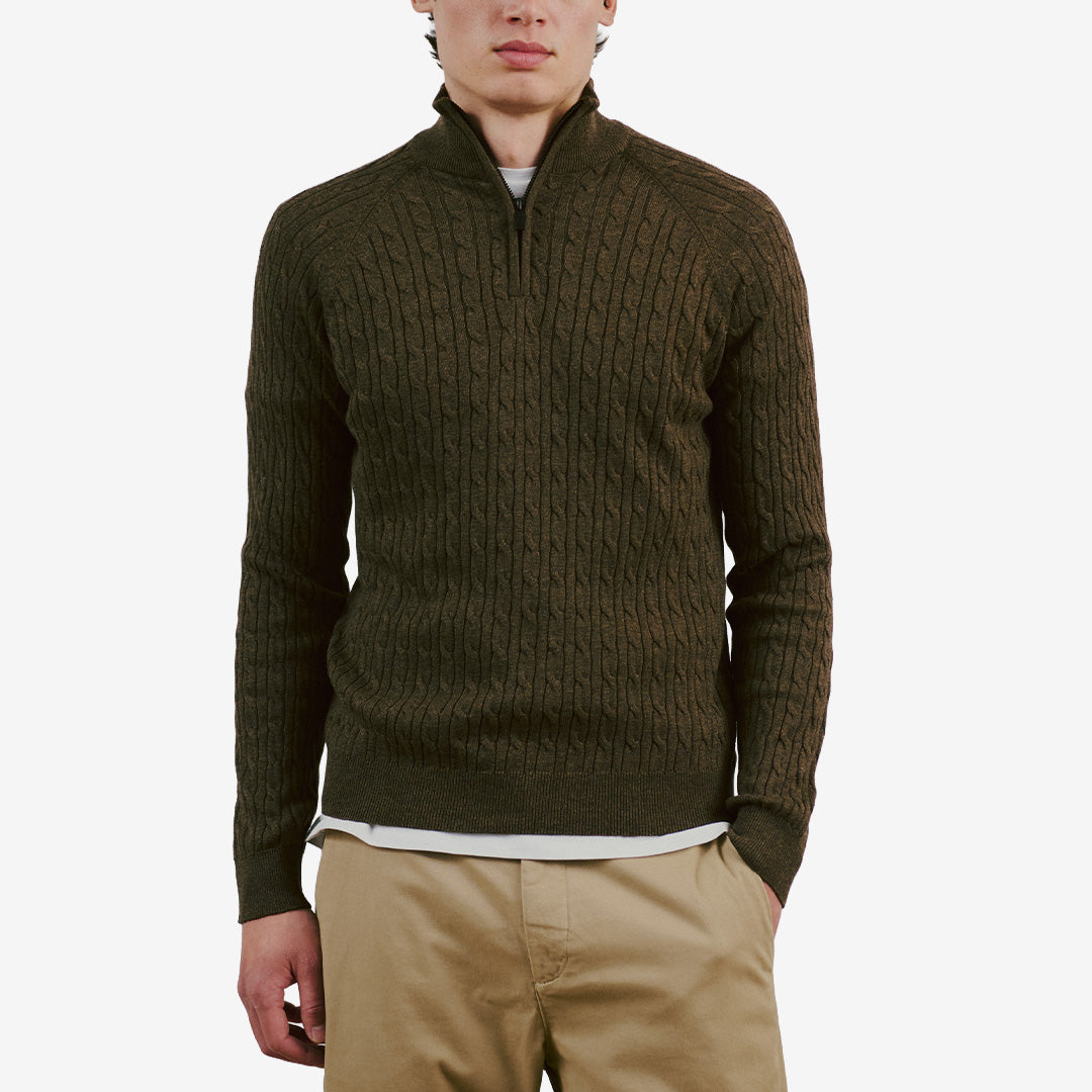Bruun & Stengade BS Simbel kabelstickad half-zip tröja för herr i Forest med hög krage, halv dragkedja och mjuk bomulls- och TENCEL™-blandning.