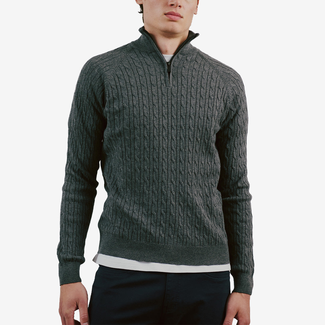 Bruun & Stengade BS Simbel kabelstickad half-zip tröja för herr i Grey med hög krage, halv dragkedja och mjuk bomulls- och TENCEL™-blandning.