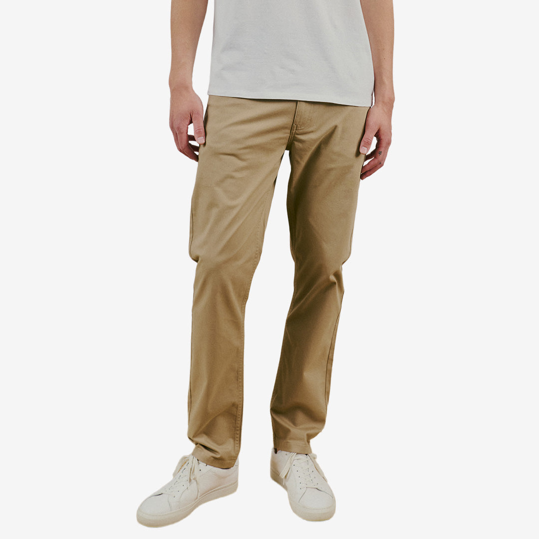 Bruun & Stengade BS Albet Regular Fit Chinos för herr i Sand med klassisk passform och mjuk bomullsblandning med stretch.