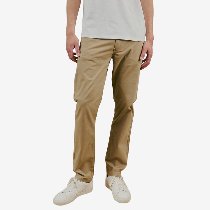 Bruun & Stengade BS Albet Regular Fit Chinos för herr i Sand med klassisk passform och mjuk bomullsblandning med stretch.