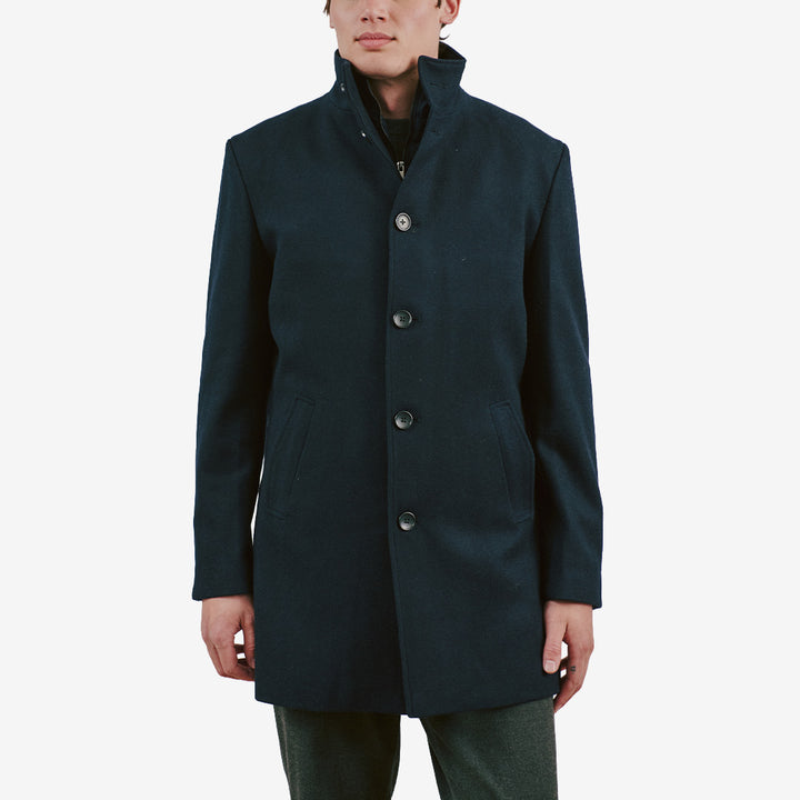 Bruun & Stengade BS Ontario Slim Fit ullrock för herr i Navy med klassisk krage, knappstängning och skräddad passform.