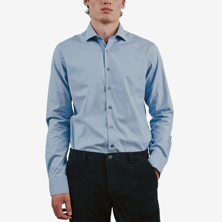 Bruun & Stengade BS Samsoe Slim Fit skjorta för herr i Light Blue med klassisk krage, knappstängning och skräddad passform.
