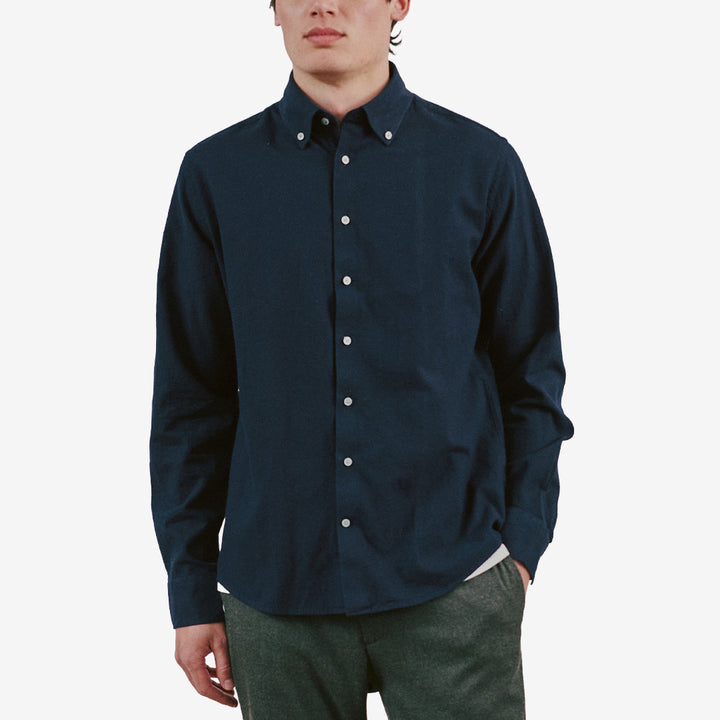 Bruun & Stengade BS Akihito Casual Modern Fit skjorta för herr i Navy med klassisk krage, knappstängning och bekväm passform.