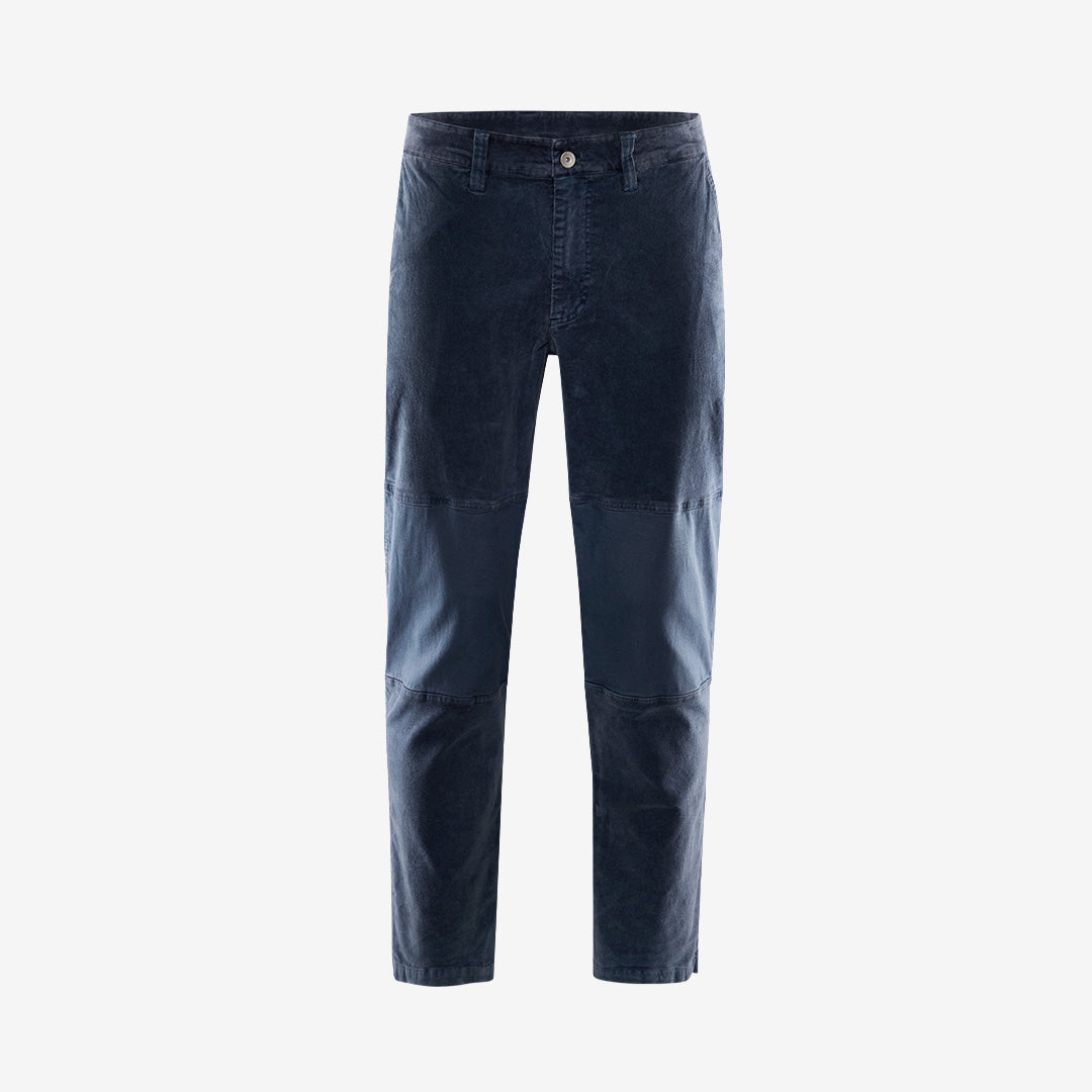 Sail Racing Breeze Corduroy Pants i Dark Steel Blue med manchesterränder, stretch och Sail Racing-logotyp på bakfickan.