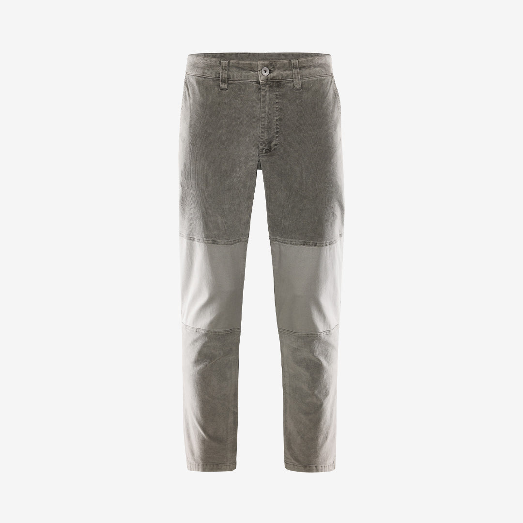 Sail Racing Breeze Corduroy Pants i Oyster med klassisk manchesterstruktur, stretch och praktiska fram- och bakfickor.