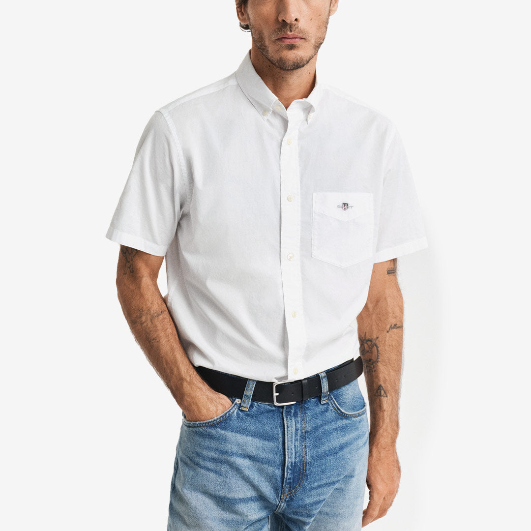 Gant Classic Poplin Short Sleeve Shirt 3000101 i White med bröstficka och kort ärm för herr