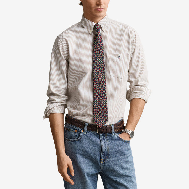Gant Classic Regular Striped Oxford Shirt 3000230 i Light Taupe med randigt mönster och bröstficka för herr