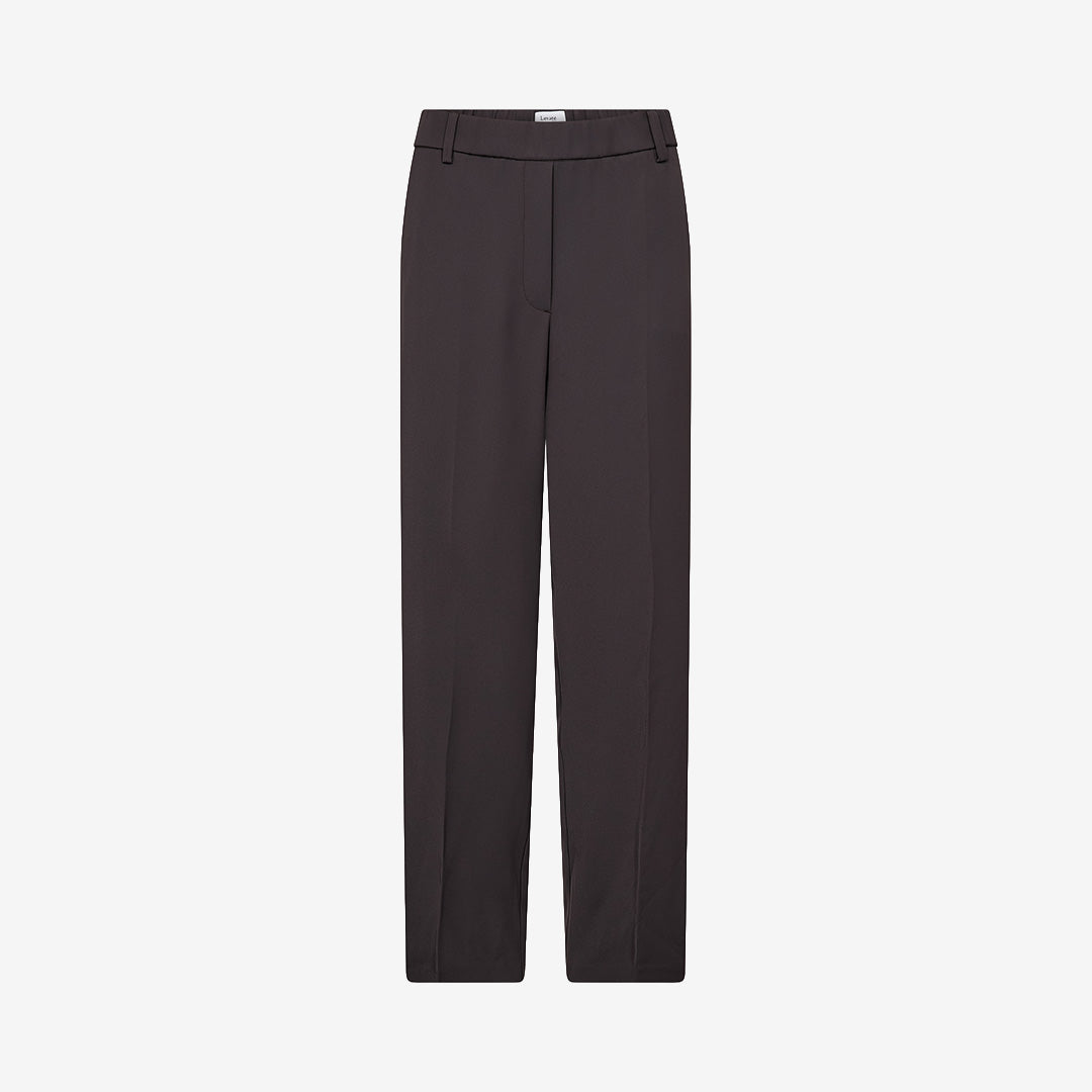 Levete Room LR-Omira 1 byxor för dam i After Dark i 100% återvunnen polyester med stilren och minimalistisk design.