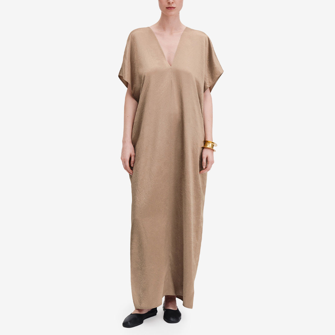 Filippa K V-Neck Crinkle Kaftan 8934 Dark Taupe 32242 i 100% Naia™-acetat