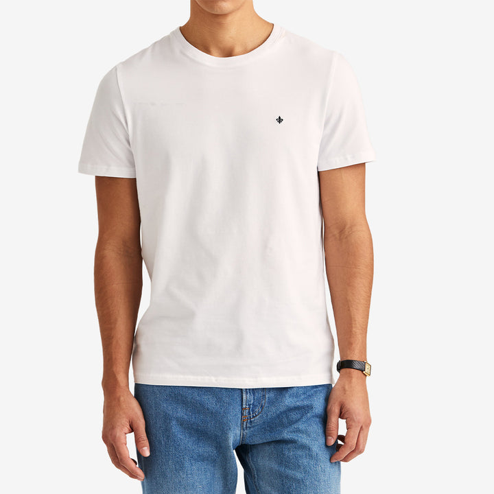 Morris Tee i vit med broderad signaturlilja, tillverkad i mjuk bomullsjersey med stretch.