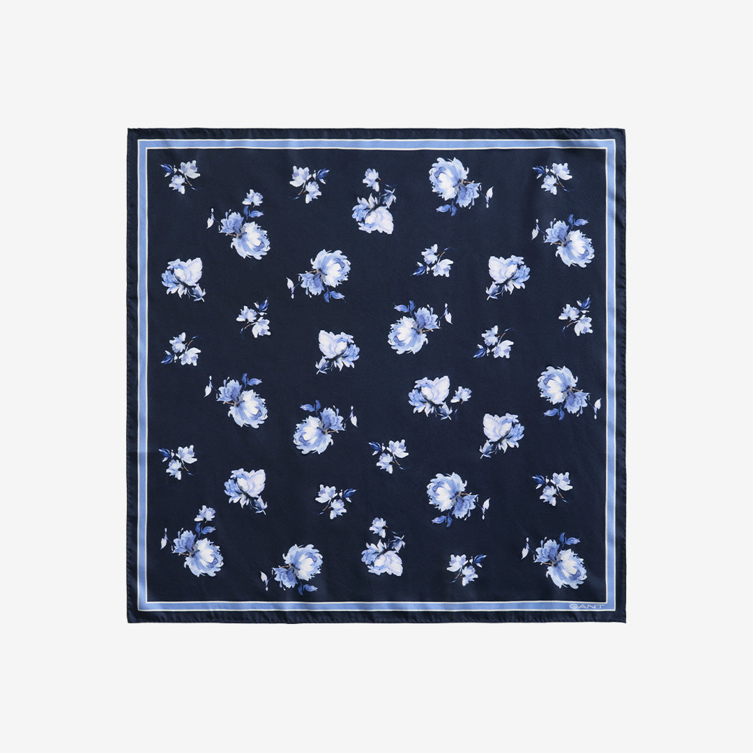 Siden scarf från Gant i evening blue med blommigt all over print, 65x65 cm, kontrastkant och rullade kanter.