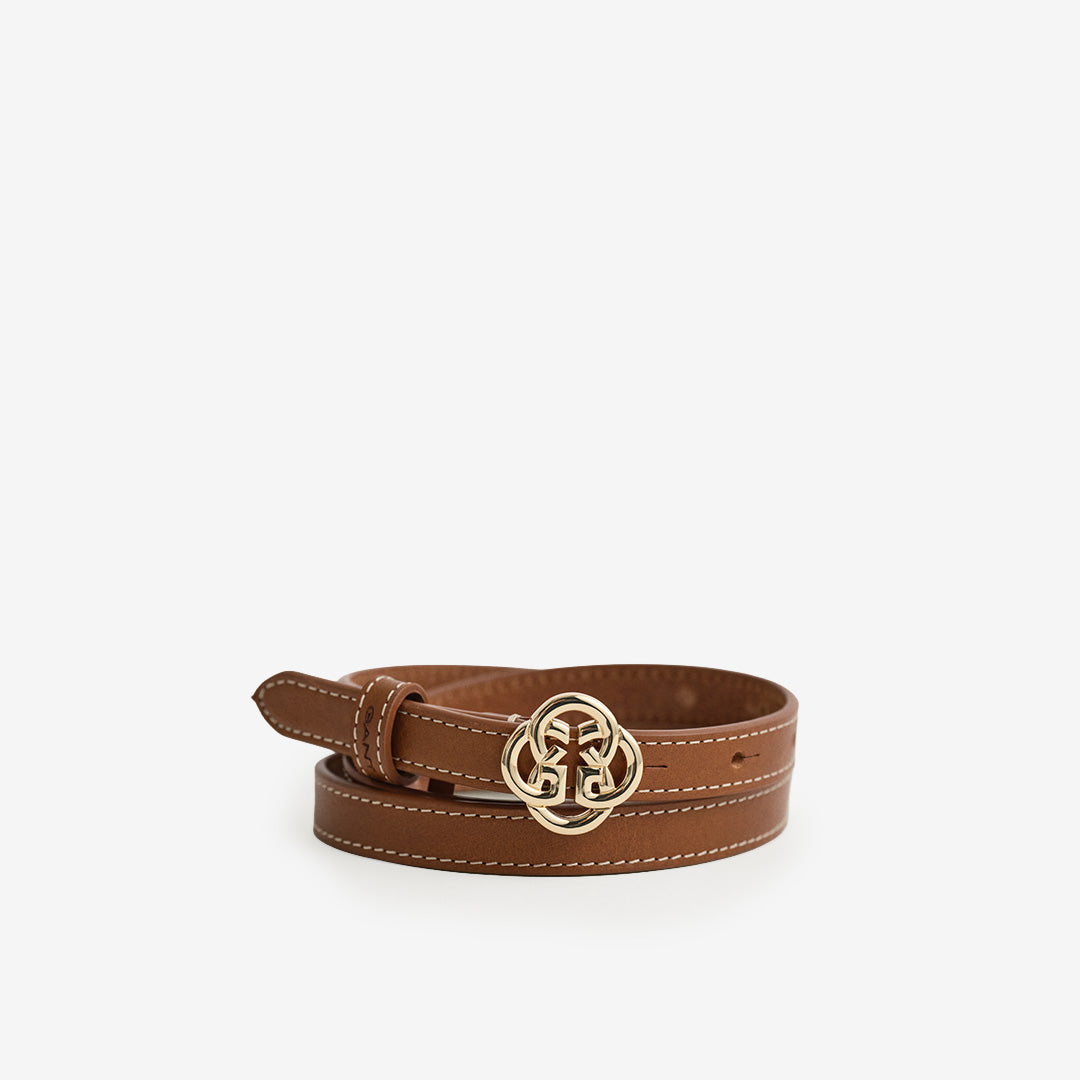 Gant Monogram Buckle Slim Leather Belt i cognac med monogramspänne och präglad logotyp på hållaren