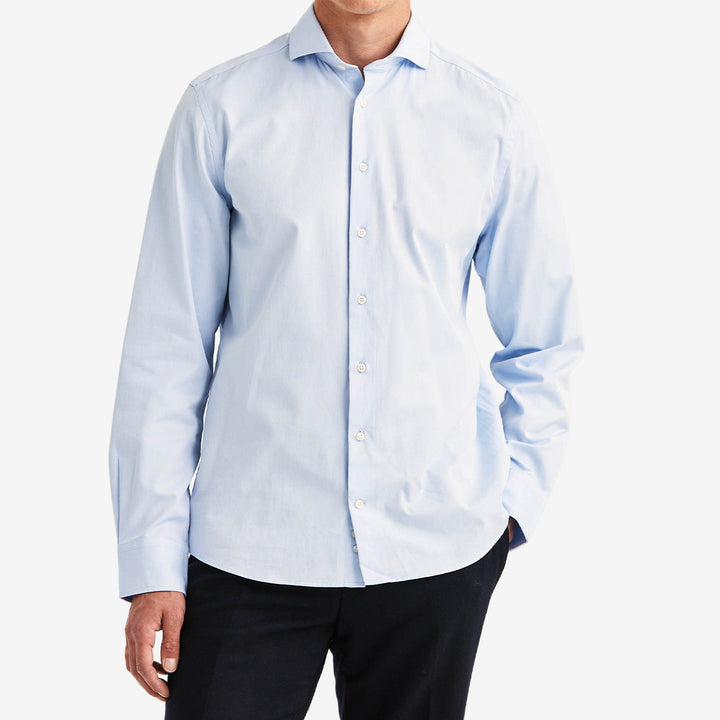 Ljusblå Morris Twill Shirt skjorta i 100% bomull med klassisk design för herr.