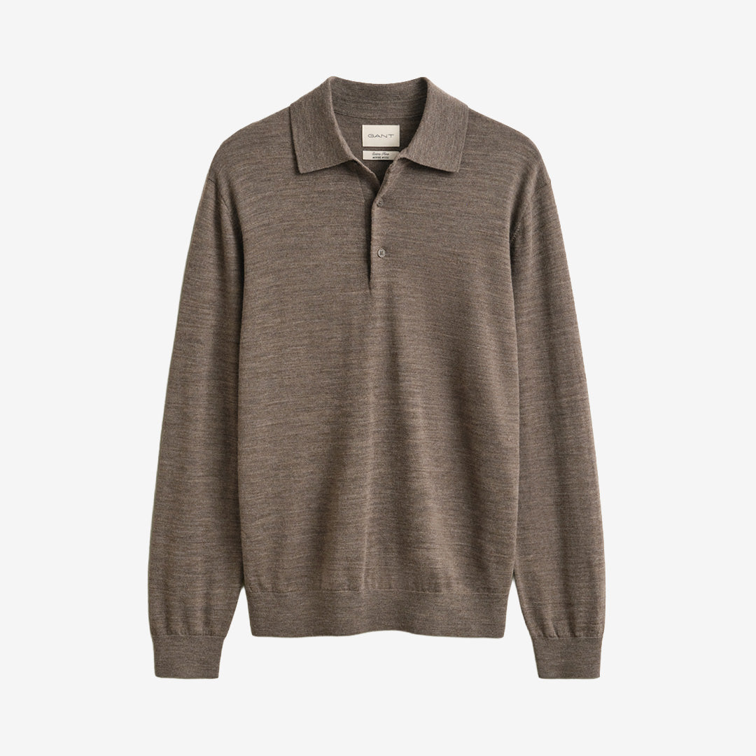 Stickad polotröja från Gant för herr i dk hazelnut melange med knappkrage, ribbade detaljer och broderad logotyp på bröstet.