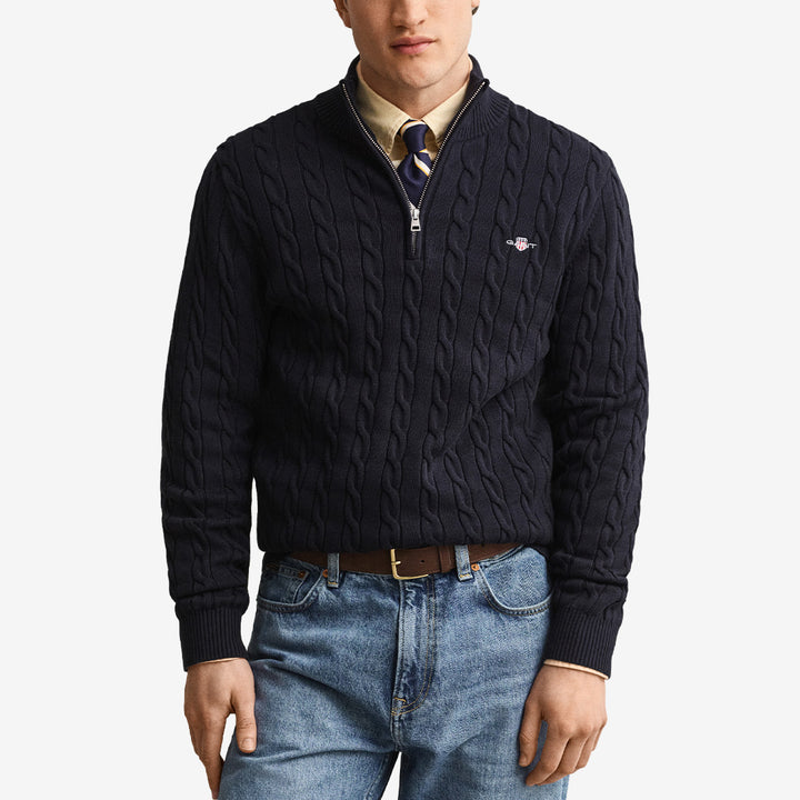 Kabelstickad half zip tröja från Gant för herr i evening blue med krage, dragkedja och klassisk struktur i ekologisk bomull.
