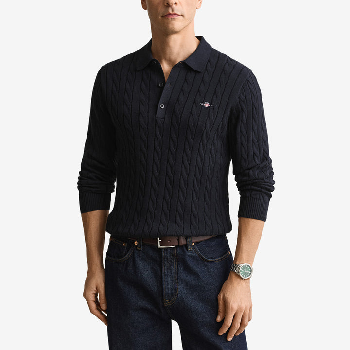 Kabelstickad pikétröja från Gant för herr i evening blue med polokrage, halvknäppning och klassisk struktur i ekologisk bomull.