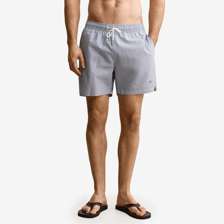 Striped seersucker swim shorts i vintage blue, återvunnen polyester och bomull