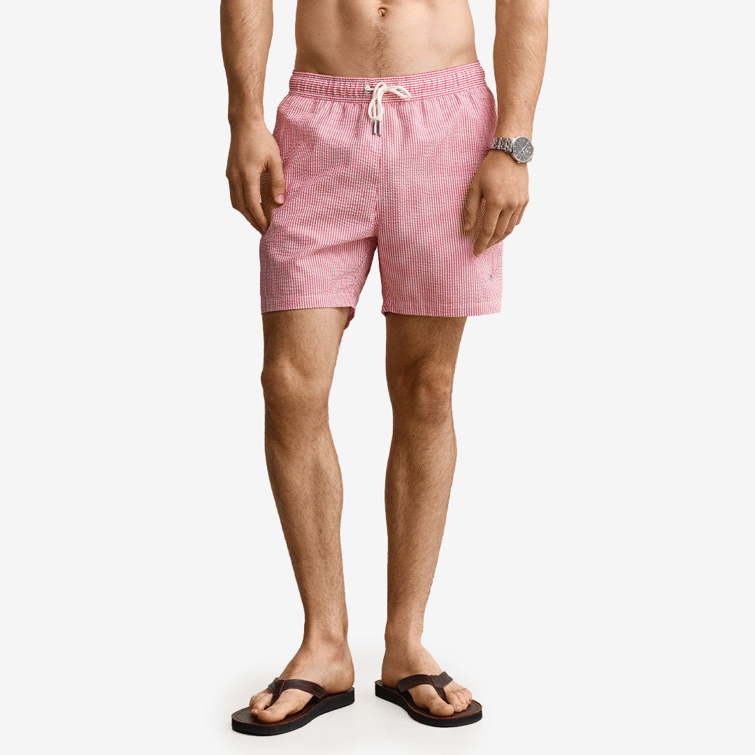 Striped seersucker swim shorts i rose red, återvunnen polyester och bomull