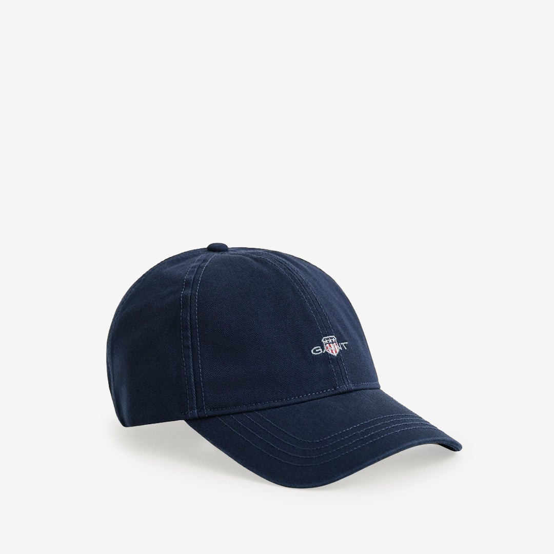 Sexpanelskeps från Gant i marine med broderad shield-logotyp och justerbar rem