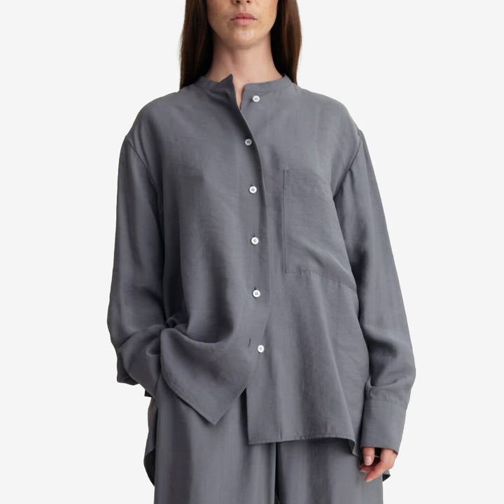A Part of the Art Airy Shirt i Cloud Grey med ståkrage, sänkta axlar och avslappnad silhuett i mjuk modalblandning.