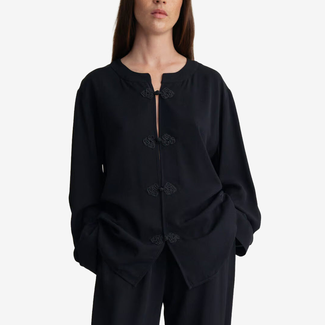 A Part of the Art Poise Shirt i Black med avslappnad passform, dekorativa knäppningar och mjukt viskostyg med subtil lyster.
