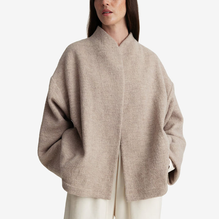 A Part of the Art Cape Jacket Heavy Knit i Oat med avslappnad silhuett, omlottkrage och mjuk strukturerad ull.