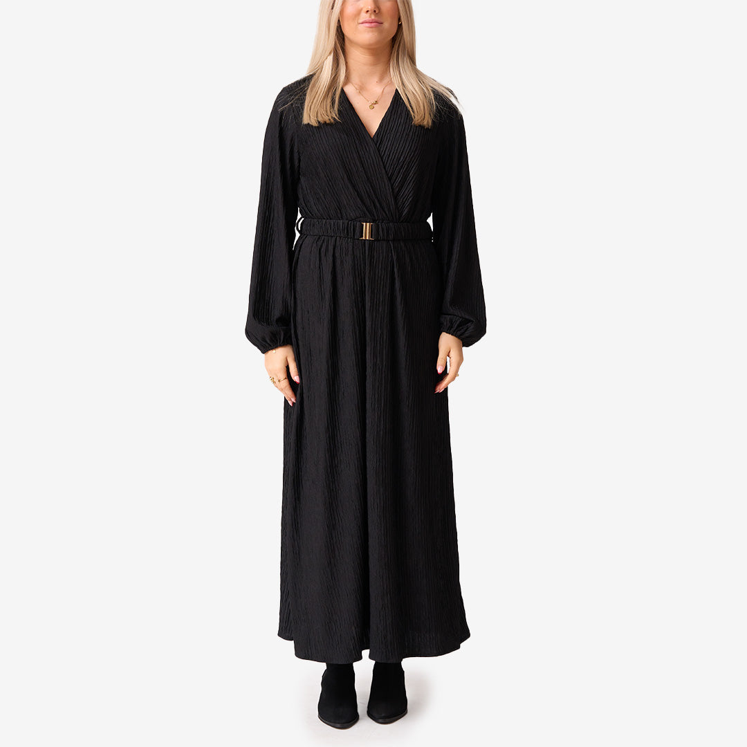 Figurnära svart klänning med kort ärm, modell D579