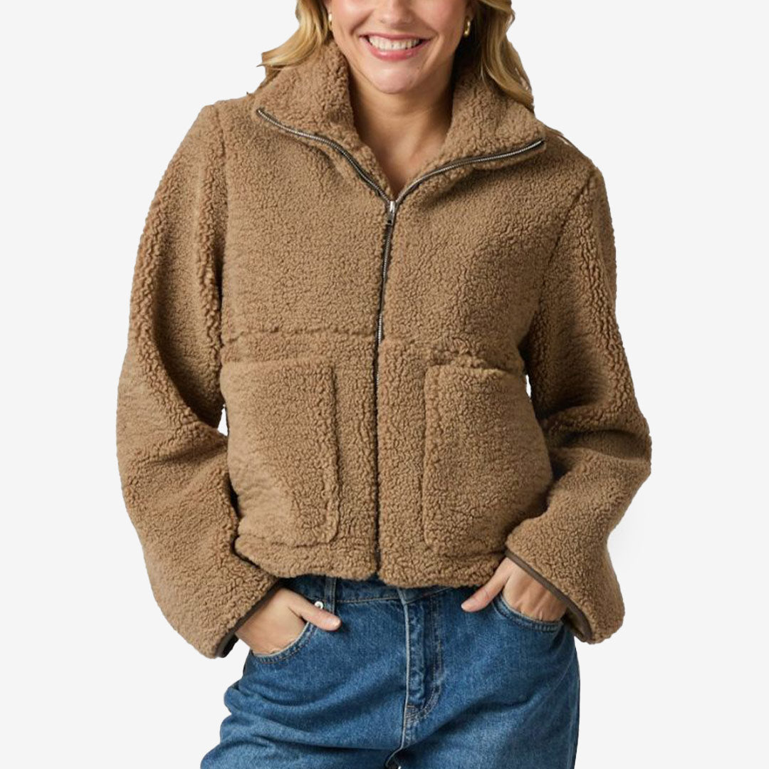 Effa Teddy Jacket i färgen Taupe, damjacka i mjuk teddy med dragkedja och fickor