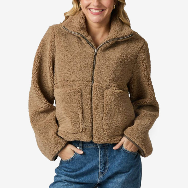 Effa Teddy Jacket i färgen Taupe, damjacka i mjuk teddy med dragkedja och fickor