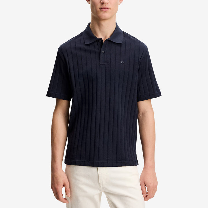 J. Lindeberg FMJT15737 Simon Stripe Polo i navy med randig design och pikékrage i bomull för herr