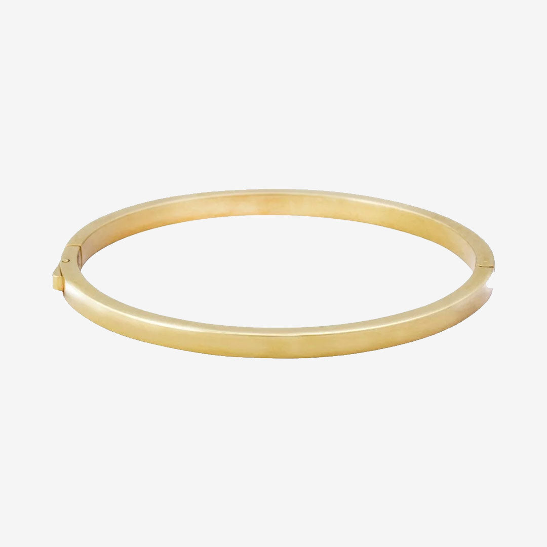 Fave Bangle i blank 14K guldplätering, smalt armband med låsknapp, innermått 16,5–18 cm
