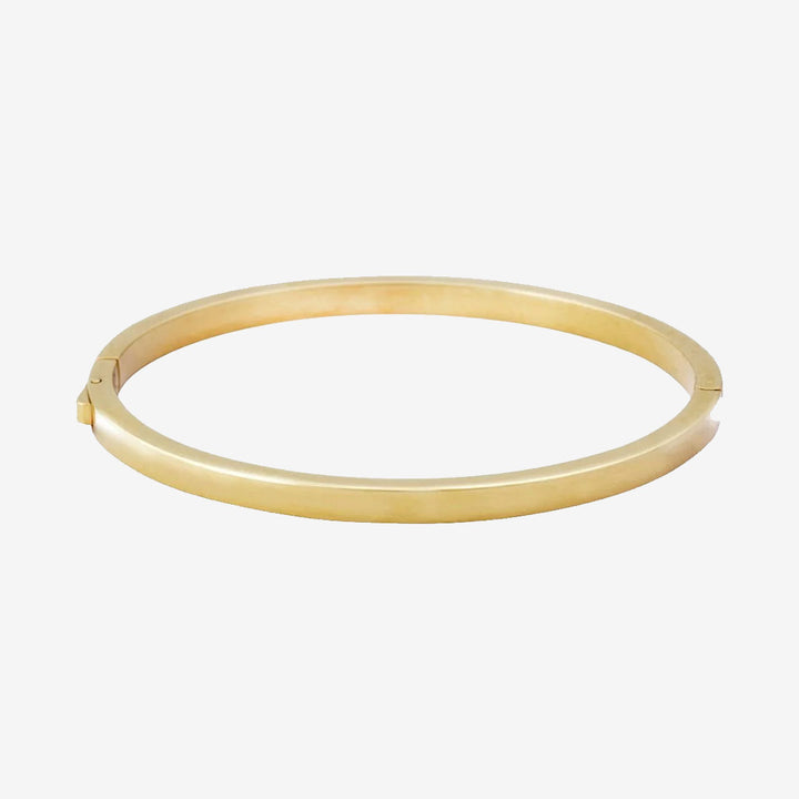 Fave Bangle i blank 14K guldplätering, smalt armband med låsknapp, innermått 16,5–18 cm