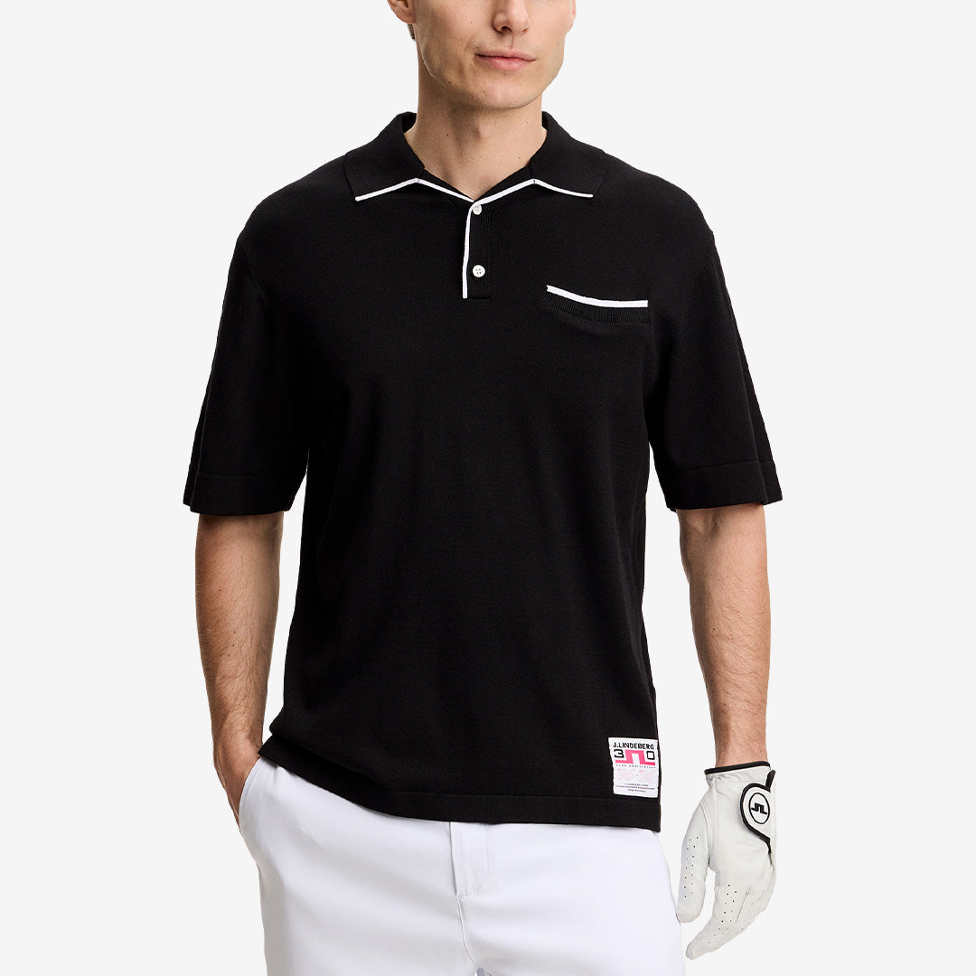 J. Lindeberg GMKW16748 Jesper Retro Relaxed Polo i svart med stickad kvalitet och avslappnad passform för herr