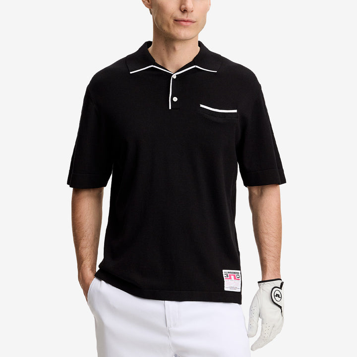 J. Lindeberg GMKW16748 Jesper Retro Relaxed Polo i svart med stickad kvalitet och avslappnad passform för herr