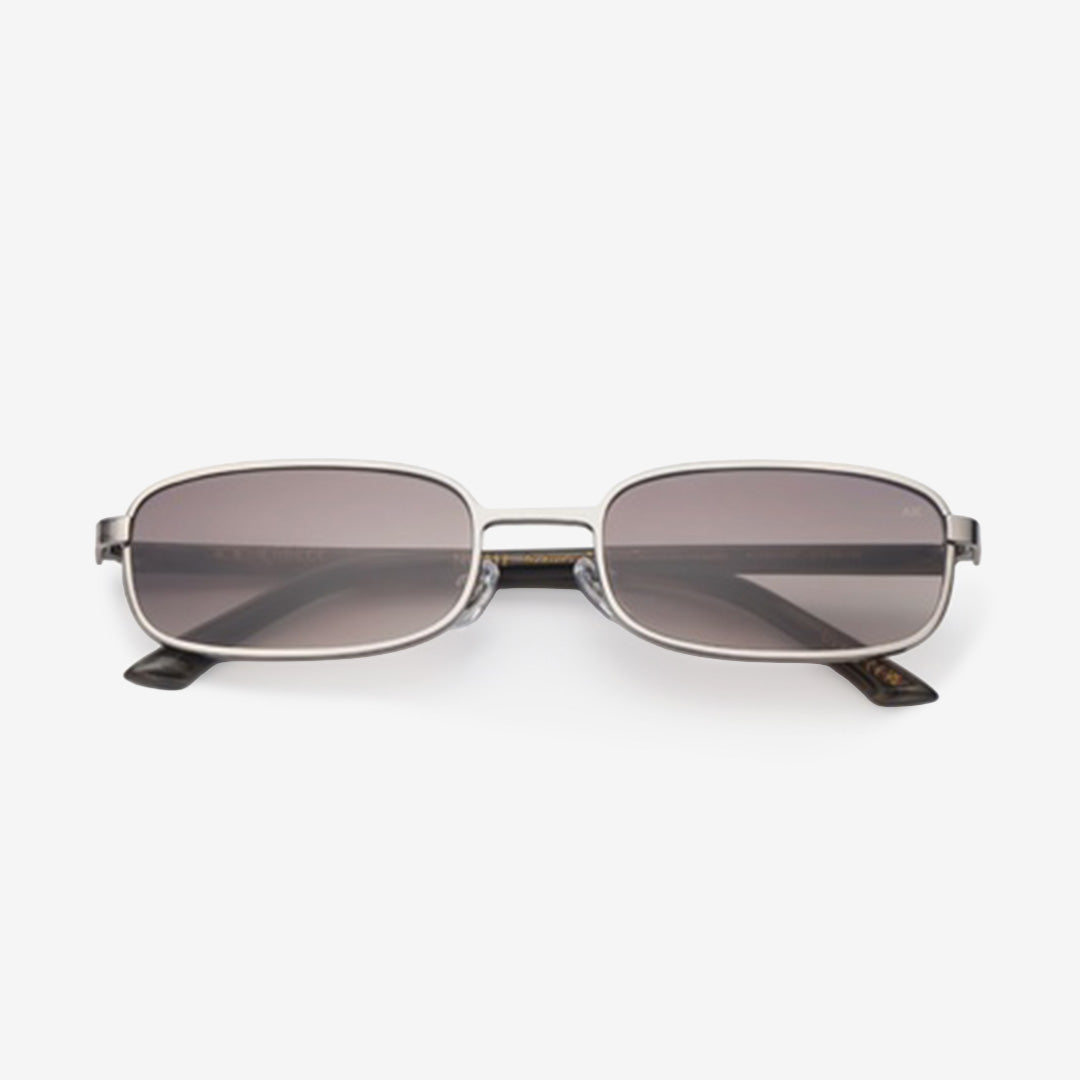 NOAH Silver Striped Horn unisex-solglasögon med silverfärgad randig hornram