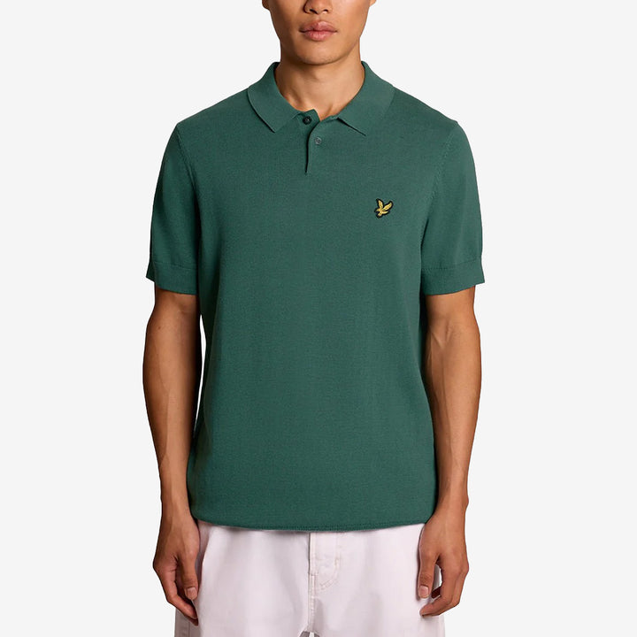 Lyle & Scott KN2412V Cotton Short Sleeve Knitted Polo i Everglade med stickad struktur och pikékrage för herr