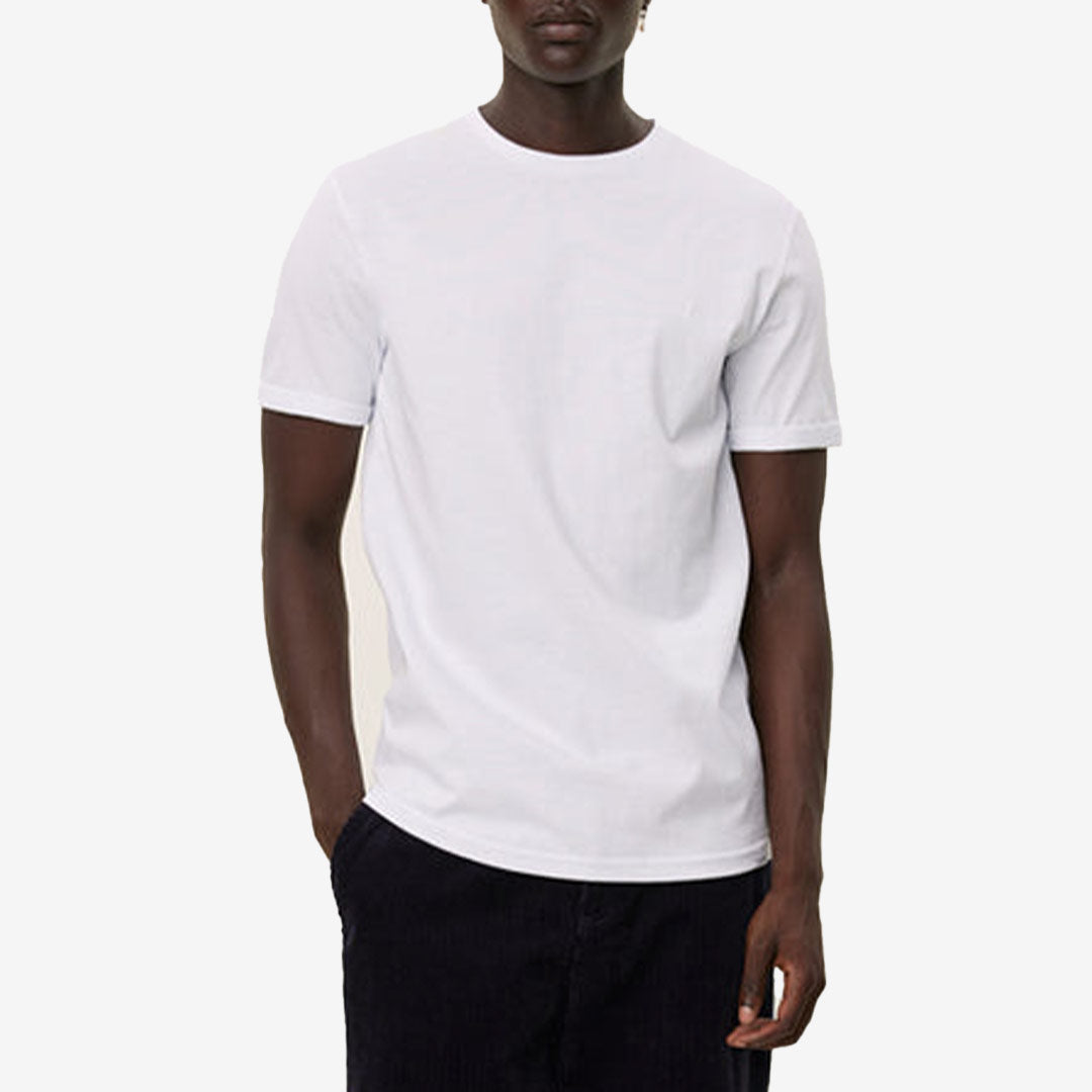 Les Deux Nørregaard T-Shirt i White med slim fit, tonalt broderad logotyp och sydda upprullade ärmar.