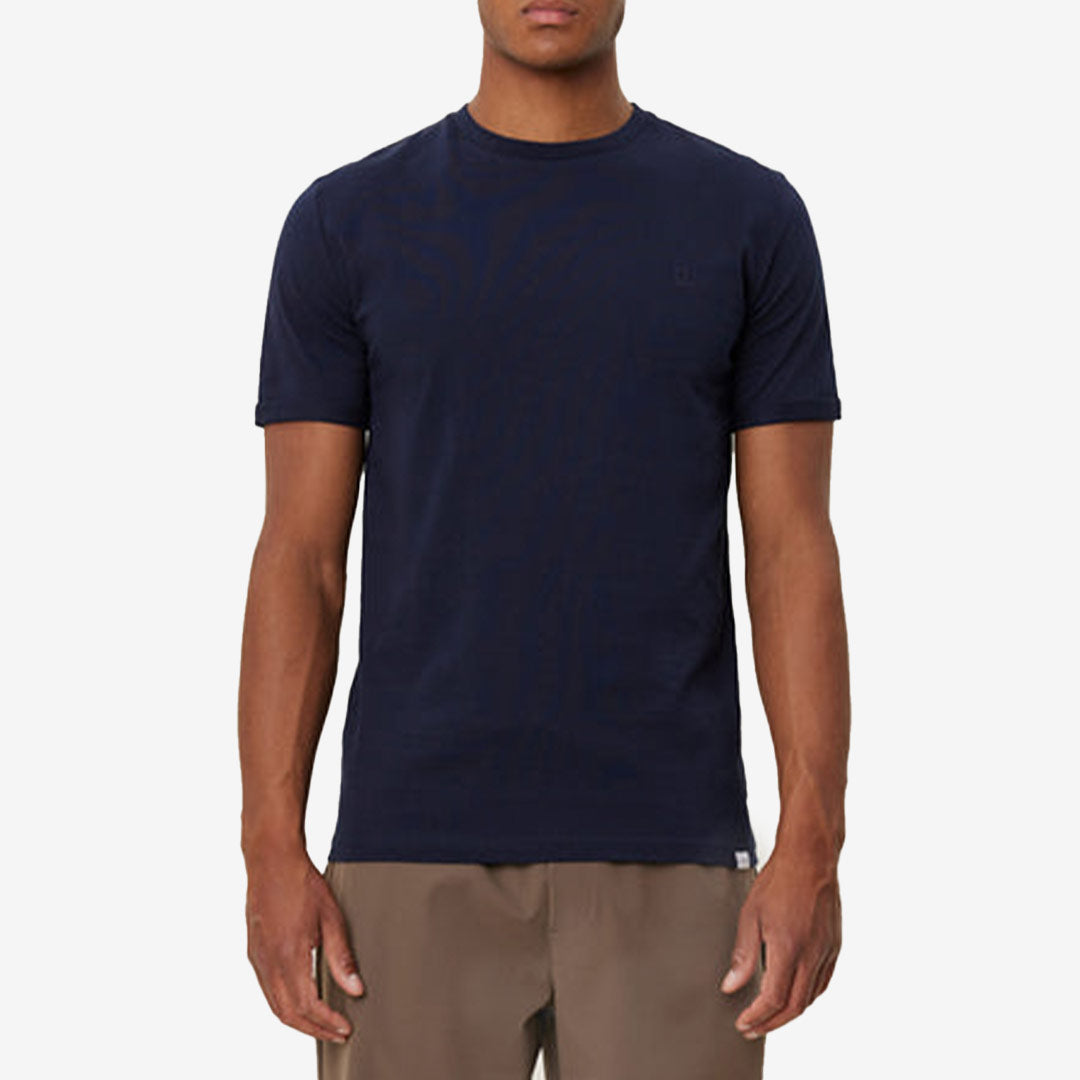 Les Deux Nørregaard T-Shirt i Dark Navy med slim fit, tonalt broderad logotyp och sydda upprullade ärmar.