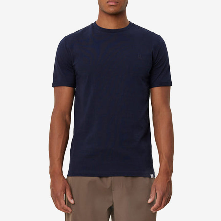 Les Deux Nørregaard T-Shirt i Dark Navy med slim fit, tonalt broderad logotyp och sydda upprullade ärmar.