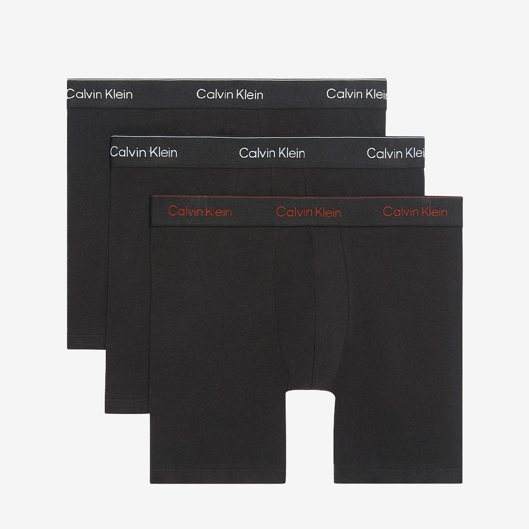 2 Svarta kalsonger vid vit text och 1 med röd text från Calvin Klein 
