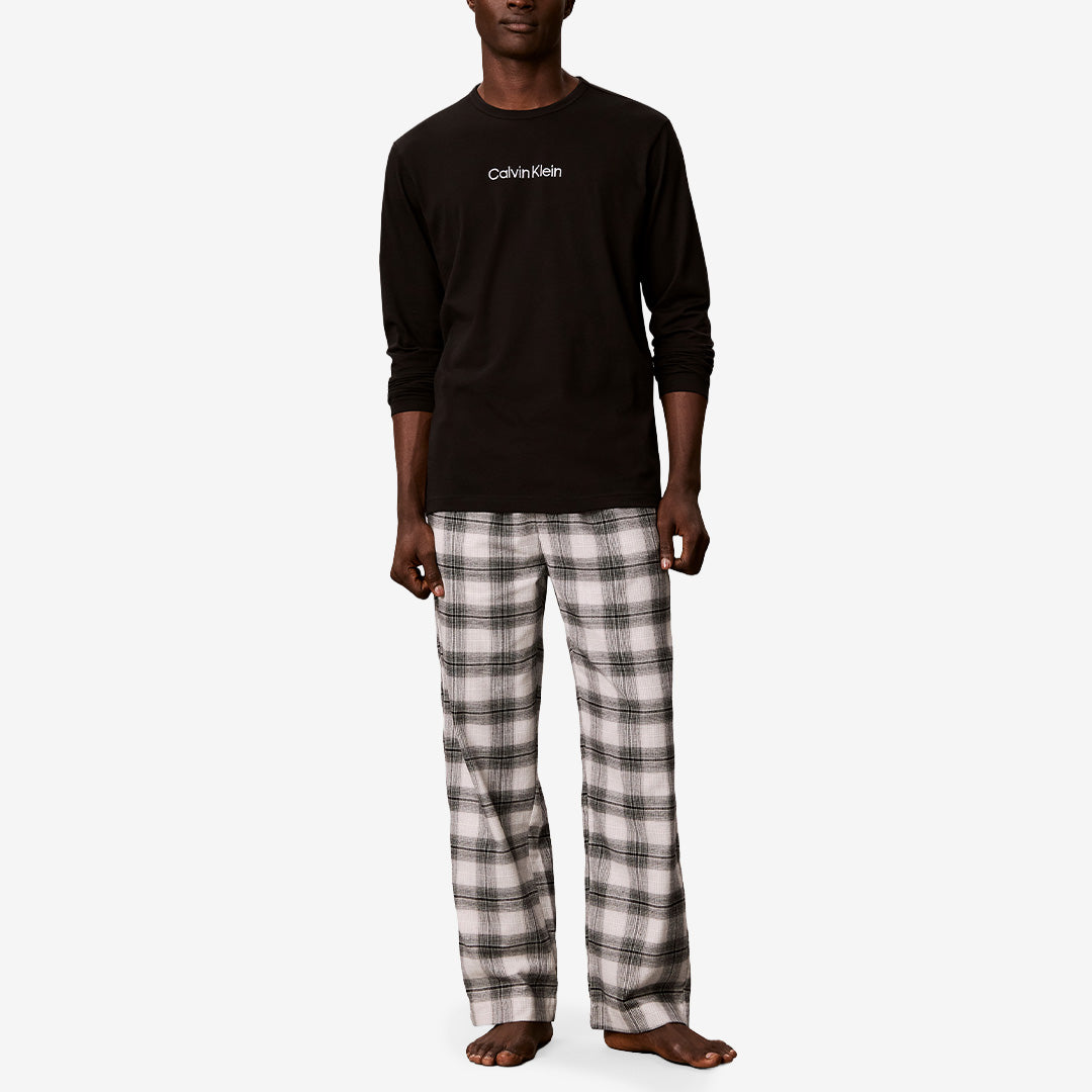 Calvin Klein LS Tee Pant Set för herr med svart långärmad tröja och rutiga pyjamasbyxor i domino plaid ivory.