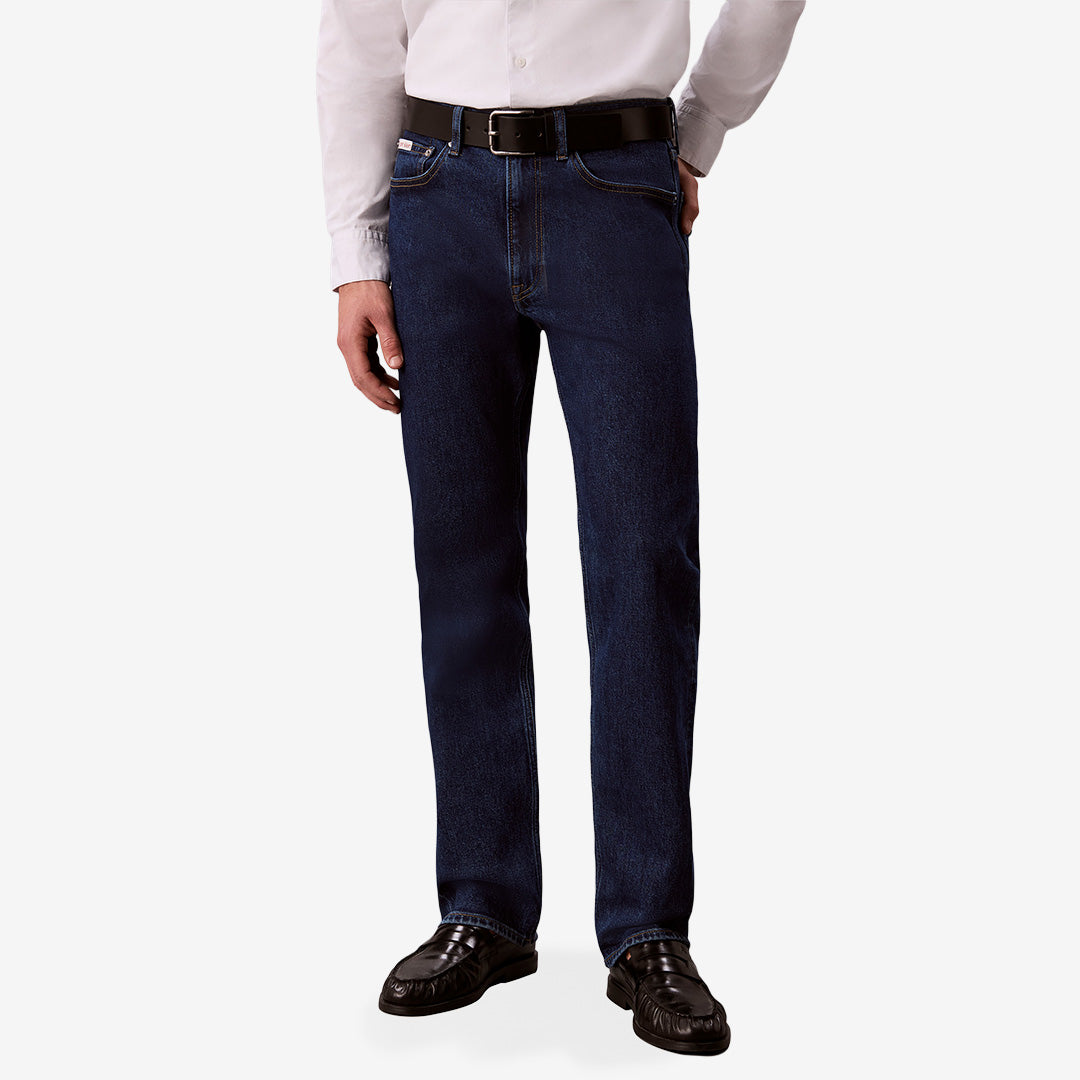 Calvin Klein Standard Straight Jeans för herr i Harmony Blue med rak passform och bekväm stretchkvalitet.