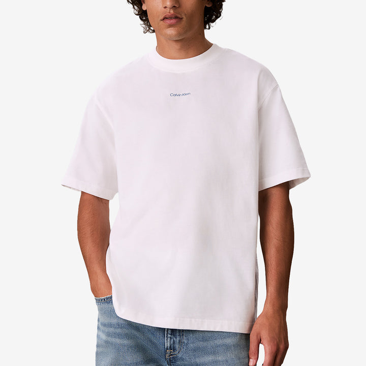 Calvin Klein Graphic T-Shirt för herr i Bright White med rund halsringning, relaxed fit och grafiskt tryck på ryggen.