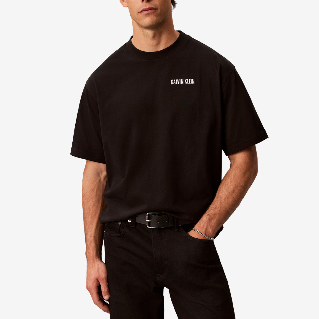 Calvin Klein Calvin Or Nothing T-Shirt för herr i svart med rund halsringning, relaxed fit och grafiskt tryck på ryggen.