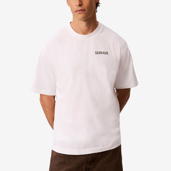 Calvin Klein Calvin Or Nothing T-Shirt för herr i Bright White med rund halsringning, relaxed fit och grafiskt tryck på ryggen.
