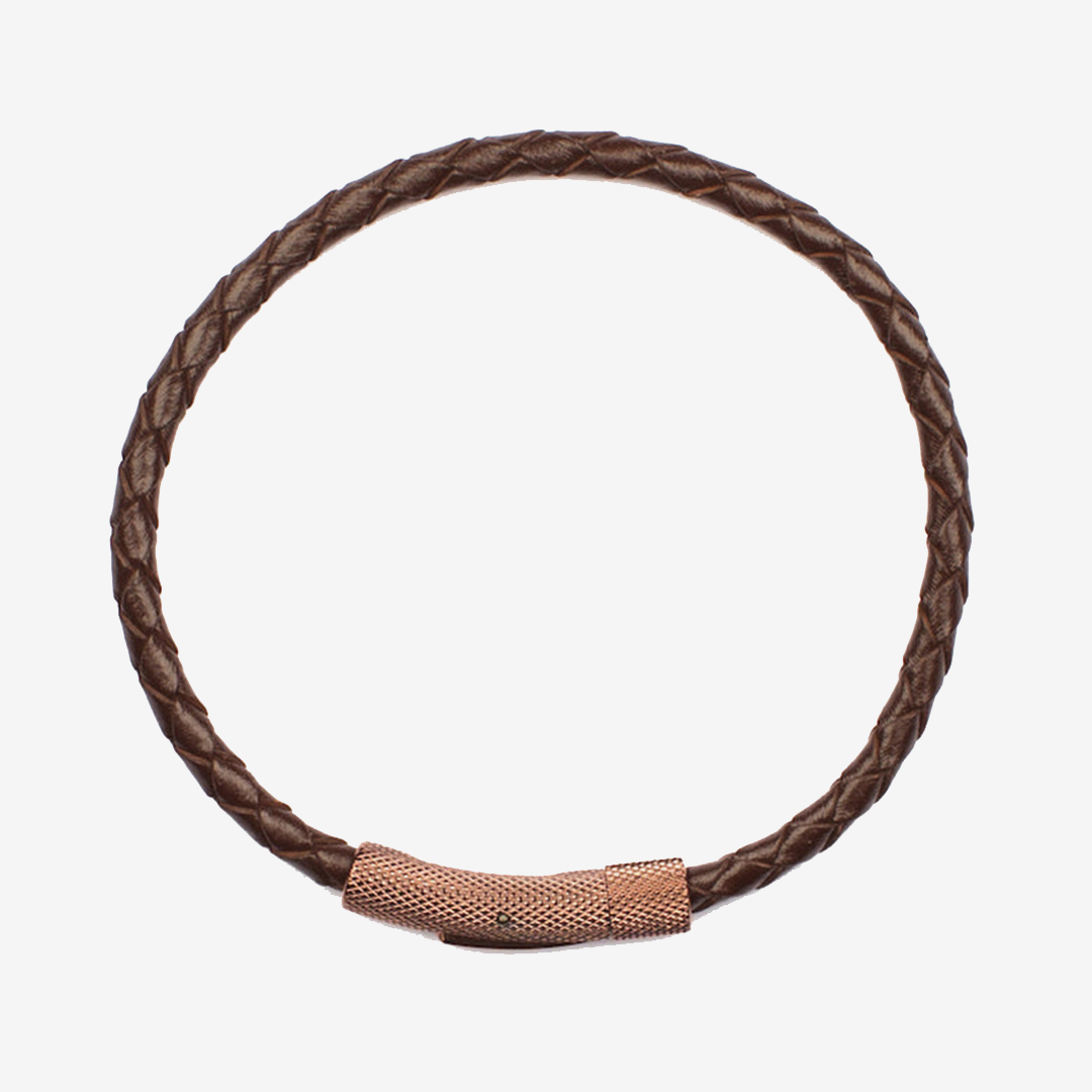 Brunt flätat läderarmband i kalvläder från 7East med spänne i borstat rostfritt stål modell M120B