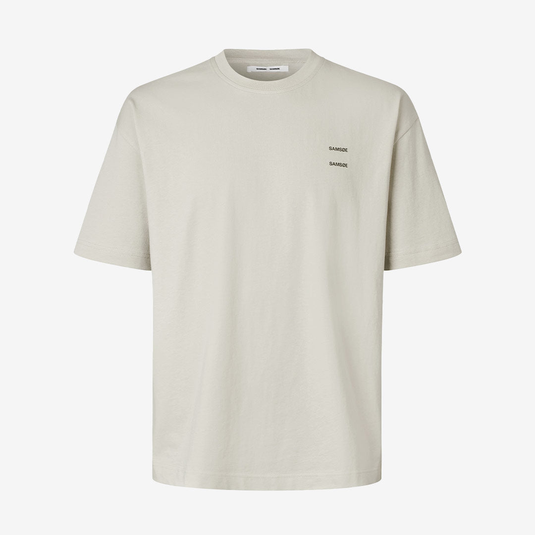 Lös T-shirt från Samsøe Samsøe för herr i färgen Moonstruck med tryckt logotyp och rund hals.
