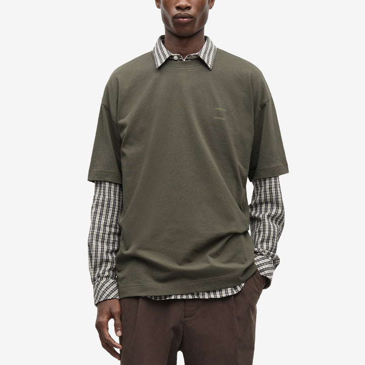 Samsøe Samsøe Joel T-shirt för herr i Forest Night med lös passform, nedhasade axlar och tryck på bröstet.