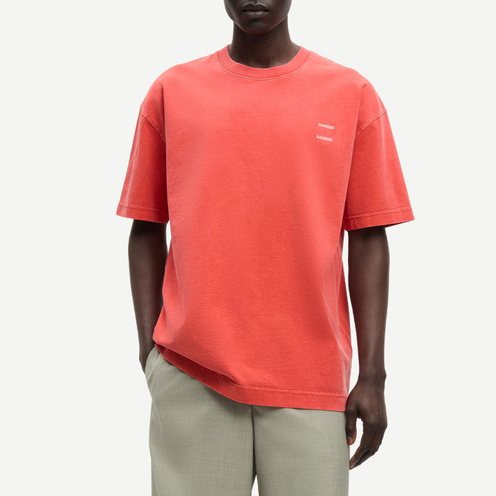 Lös T-shirt från Samsøe Samsøe för herr i Aurora Red med pigmentfärgad effekt och tryckt logotyp.
