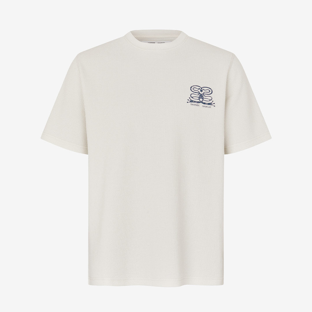 Regular fit T-shirt från Samsøe Samsøe för herr i Clear Cream med tryckt logotyp på bröst och rygg.